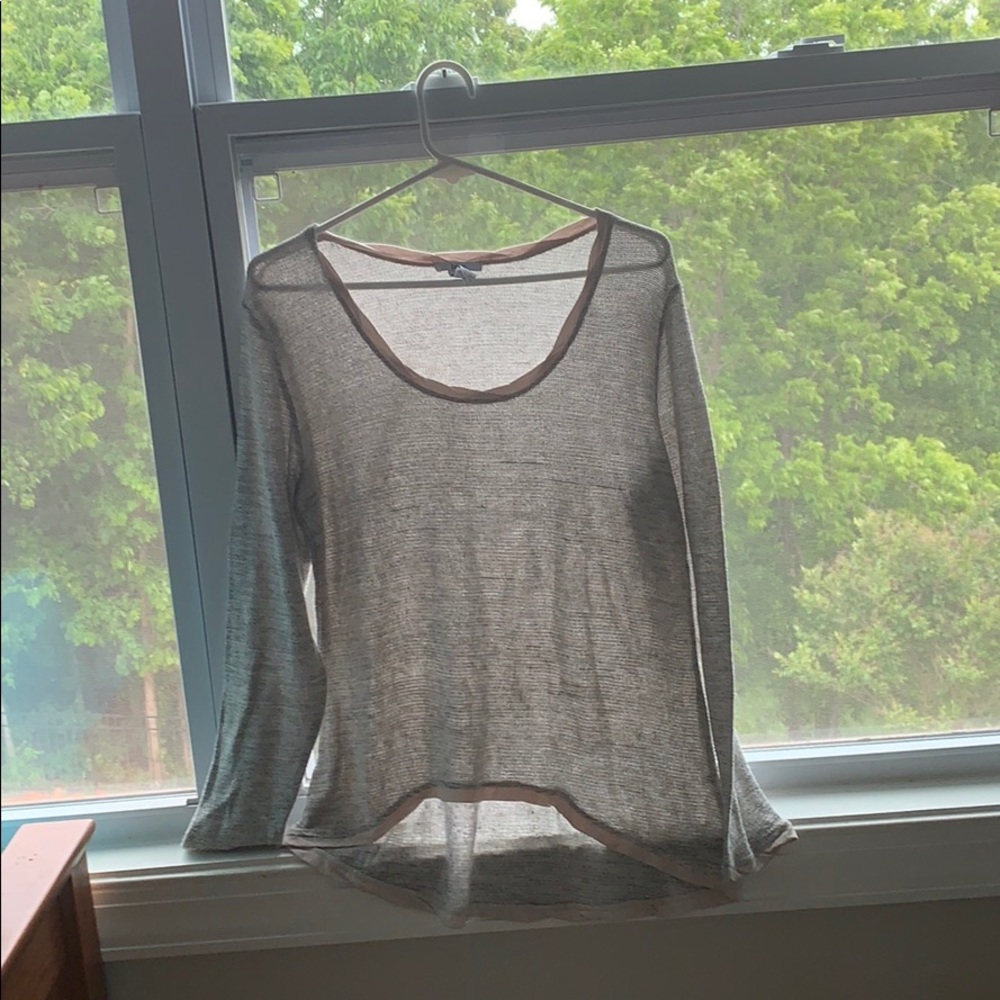 grey long sleeve shirt